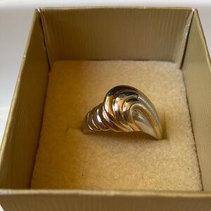 Vintage Roman Signed Two Tone Elegant Silver and Gold Swirl Ring